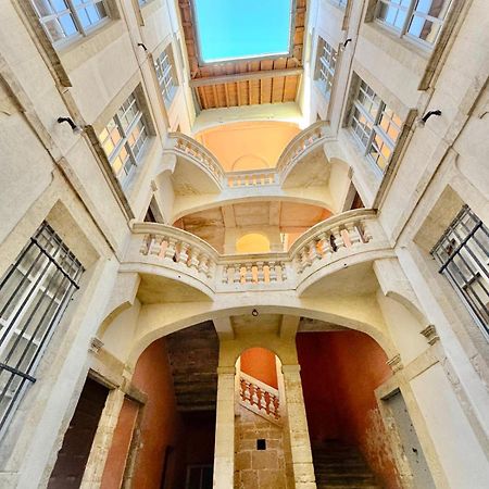 Au Coeur Du Centre Historique - Immeuble Classe - Terrasse - Climatise Nîmes Dış mekan fotoğraf