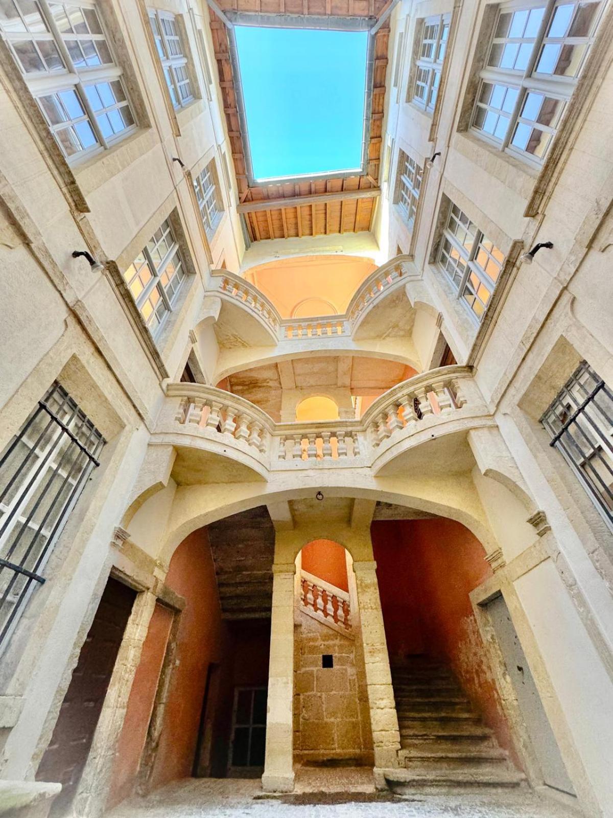 Au Coeur Du Centre Historique - Immeuble Classe - Terrasse - Climatise Daire Nîmes Dış mekan fotoğraf